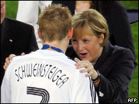 德国总理梅克尔祝贺施魏因斯泰格为德国赢得世界杯季军