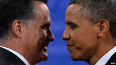 美國總統奧巴馬和共和黨總統候選人羅姆尼（左）（22/10/2012）