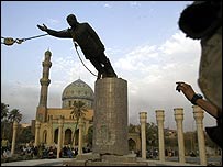 Firdevs Meydanı'ndaki Saddam Hüseyin heykeli devriliyor