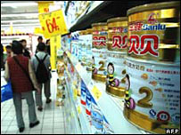 Khách hàng trong một gian hàng sữa bột ở Côn Minh, tỉnh Vân Nam