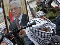 مردان مسلح فتح با عکس های محمود عباس