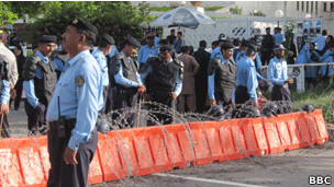 حضور پلیس در خارج از دیوان عالی - بی بی سی