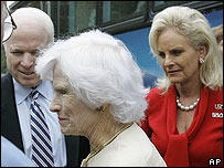 Thượng nghị sĩ McCain với mẹ mình