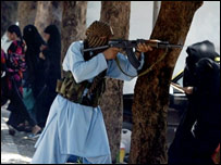 लाल मस्जिद के सामने हथियारबंद छात्र