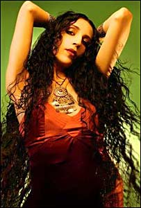 اعظم علی خواننده ایرانی فیلم 300