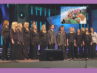 Parti Cerdd Dant Glanaethwy yn ennill a Cefin, Rhian a Lowri gyda'r gwpan.