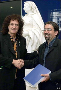 Brian May (esq.) entregou sua tese para o professor Paul Nandra