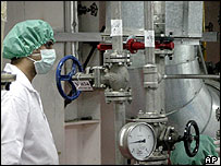 کارگر ايرانی در تاسيسات اتمی ايران در اصفهان