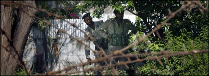 وزیر اعظم شوکت عزیز اور لال مسجد کے طلباء 