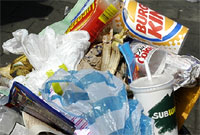 Sbwriel yn gorlifo o fin