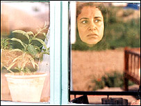 فرشته صدر عرفايی در نمايی از کافه ترانزيت