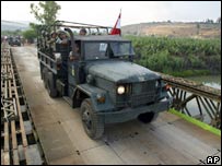 Caminhão do Exército libanês cruza ponte em direção ao sul