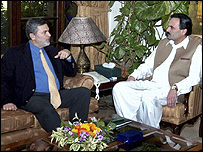 امریکہ کے نائب وزیر خارجہ رچرڈ باؤچر اور امیر حیدر ہوتی