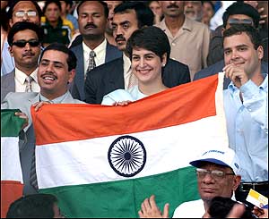 टीम का हौसला बढ़ाने वालों में वढ़ेरा, प्रियंका और राहुल भी थे