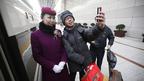 乘坐前往廣州的G801次高鐵的旅客和服務員合影（新華社圖片26/12/2012）