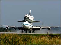 شاتل فضايی ديسکاوری سوار بر پشت يک بوئينگ 747 به فلوريدا رسيد