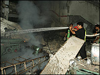 Bombeiros de Khan Younis após bombardeio israelense