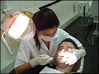 A dentista Erika Nishikawa