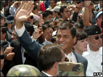 O presidente do Equador, Rafael Correa, comemora o resultado do plebiscito