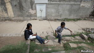 Anak-anak di depan rumah Rimsha