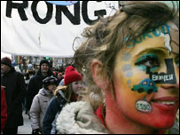 Konferans katılımcılarını anlaşmaya çağıran eylemin katılımcılarından biri