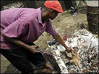 Tavuk kesen bir Afrikalı