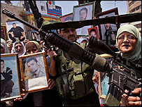 Manifestantes na Cijordânia pedem que Israel aceite trocar prisioneiros pelo soldado capturado