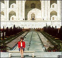 राजकुमारी डायना ताज के सामने