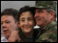 Ingrid Betancourt (centro), o ministro da Defesa da Colômbia, Juan Manuel Santos (E), e o comandante do Exército colombiano, general Mario Montoya (D)