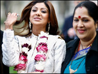 शिल्पा शेट्टी अपनी माँ के साथ 