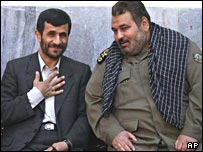 احمدی نژاد (چپ) و فيروزآبادی رييس ستاد فرماندهی کل قوا