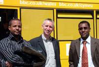 Grahame Davies gyda Mr Said Dualeh o gymuned Somali Caerdydd, ac ymwelydd o gymuned Somali Llundain