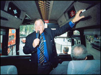 手持话筒的导游