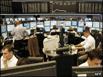 Operadores em Frankfurt (foto de arquivo)