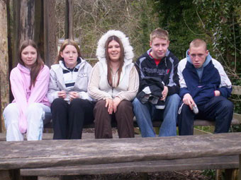 Jemma, Zoe, Katie, Mark a Darren yn y Dingle.