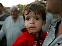 خانواده های فلسطينی ميزان خسارت به زمين های کشاورزی خود را پس از درگيری ها در جباليه بررسی می کنند