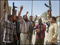 Necef'te silahlı Şiiler