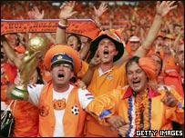 Torcedores holandeses no jogo contra a Costa do Marfim