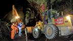 工人连夜抢修四川芦山县城通往宝兴县灵关镇的公路（新华社图片21/4/2013）