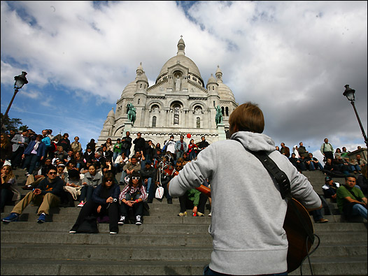 巴黎北部的蒙玛特是该市的最高点，这里以艺术文化气息浓郁而闻名。