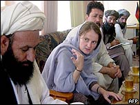 Bettina Goislard (centro) foi morta a tiros neste domingo