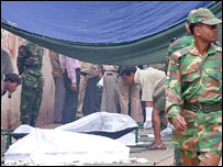 शव उठाते राहत कर्मी