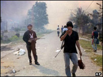 Militantes muçulmanos durante conflitos de 2001