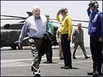 Dick Cheney trên hàng không mẫu hạm USS Stennis