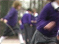 穿着校服的儿童