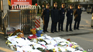 《南方周末》总部保安和支持者献的花