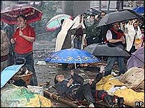 Vítimas do terremoto aguardam socorro no chão no condado de Beichuan