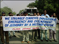 Sinh viên xuống đường ở Karachi