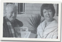 Mai Parry Roberts, un o Gyfarwyddwyr Ty Siamas gyda Roy Saer.