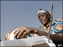 Một cử tri Burundi bỏ phiếu trong cuộc bầu cử tự do ngày 4 tháng Bảy 2005